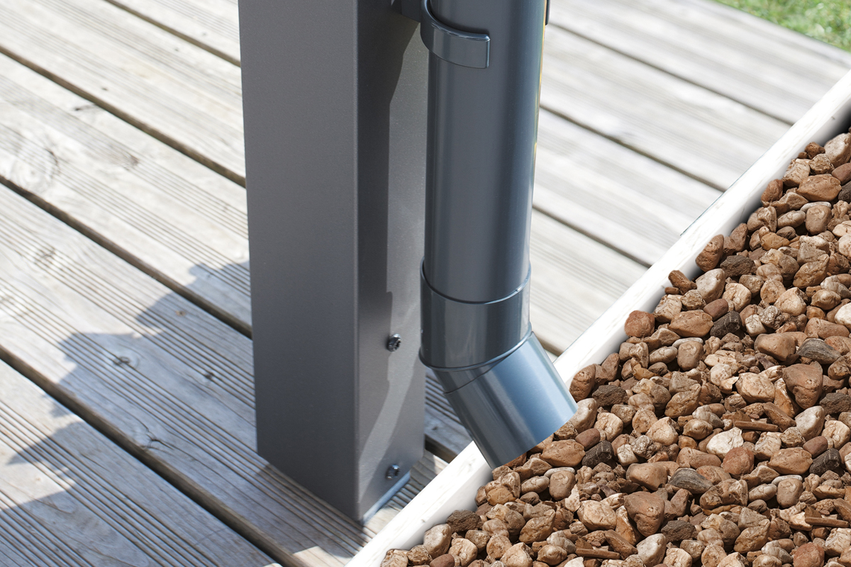 Detailbild: Ablaufrohr bei einer Aluminium-Terrassenüberdachung in anthrazit