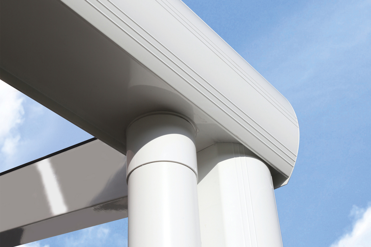 Detailbild: Ablaufrohr einer Terrassenüberdachung Monza/Modena farblich behandelt in weiß