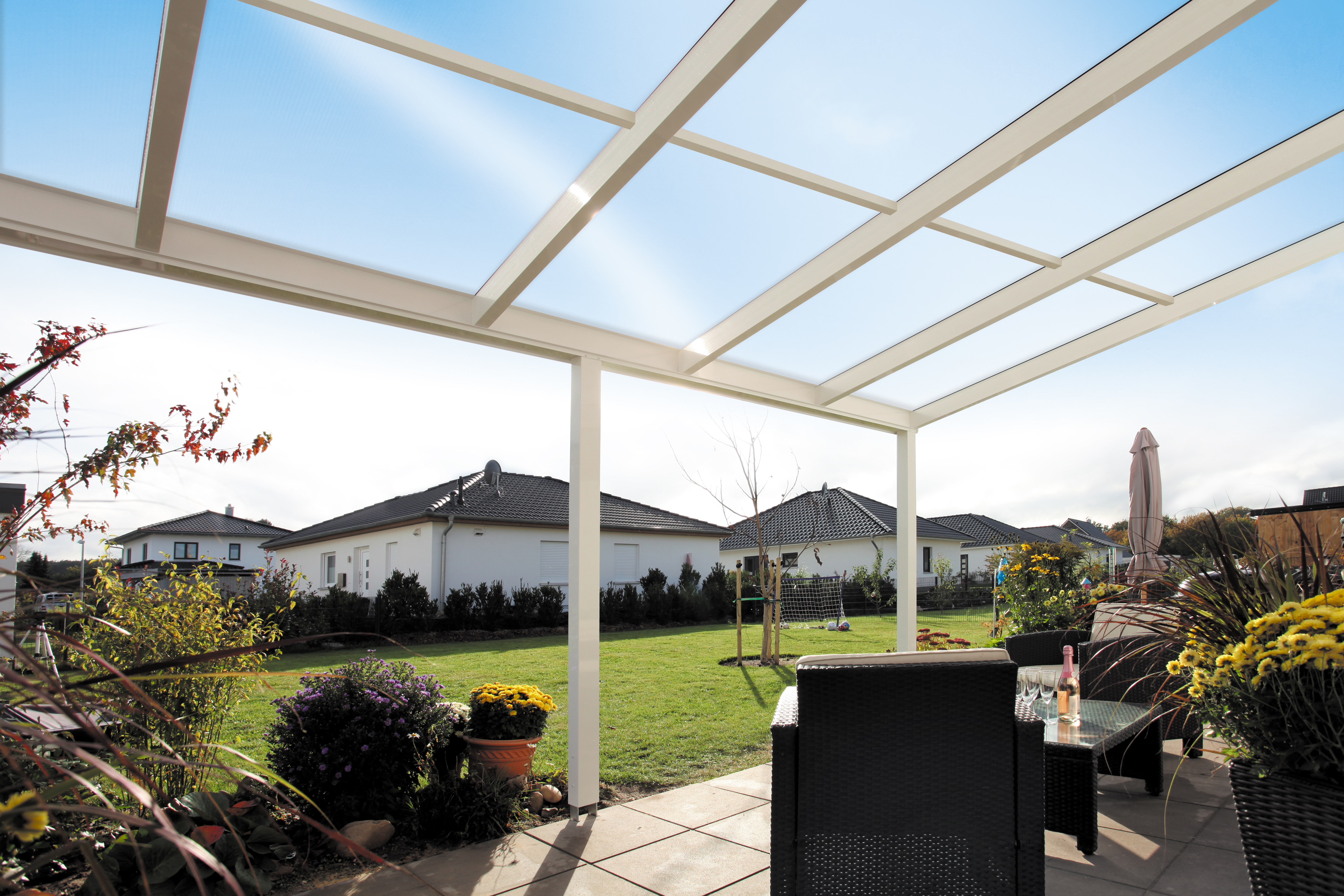 Ambientebild: Blick aus einer Terrassenüberdachung Monza farblich behandelt in weiß