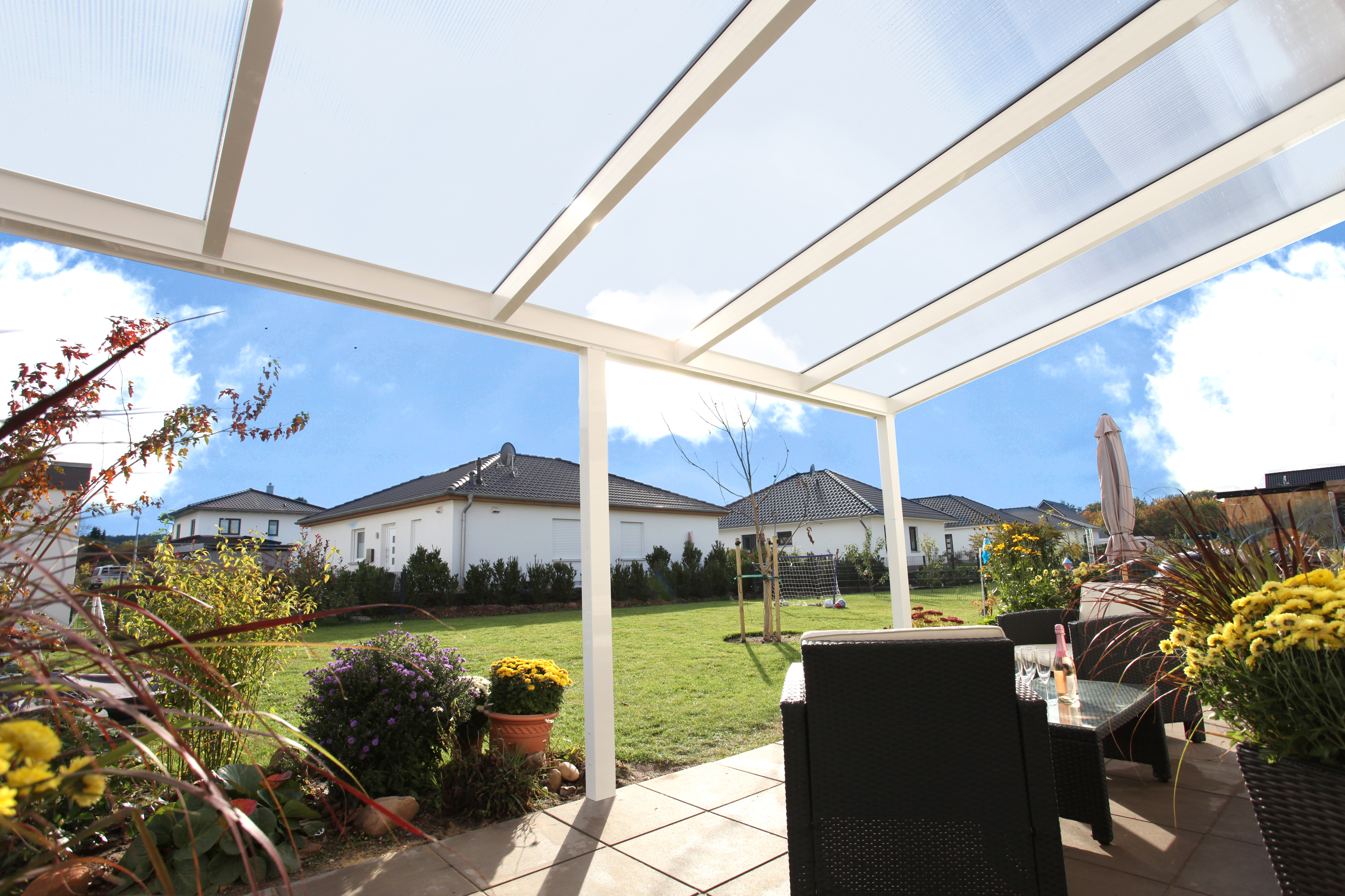 Ambientebild: Blick aus einer Terrassenüberdachung Garda farblich behandelt in weiß