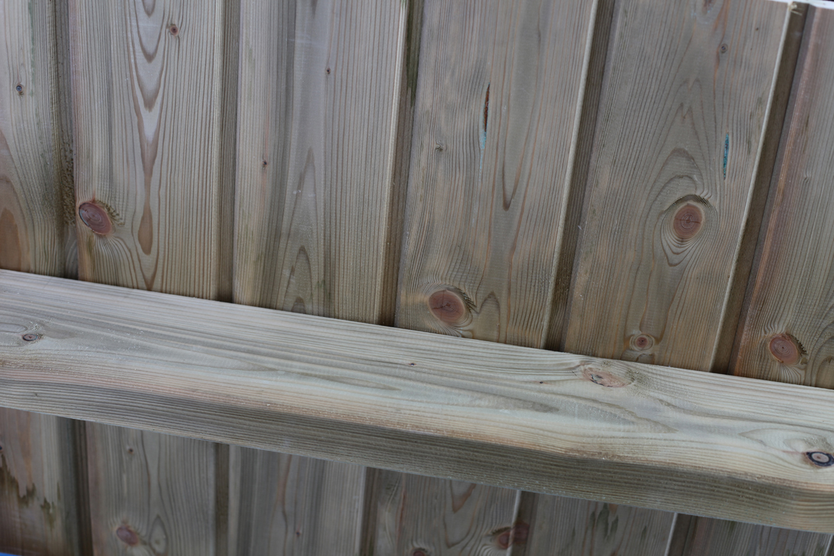 Detailbild: Dachschalung von unten, grün imprägniert