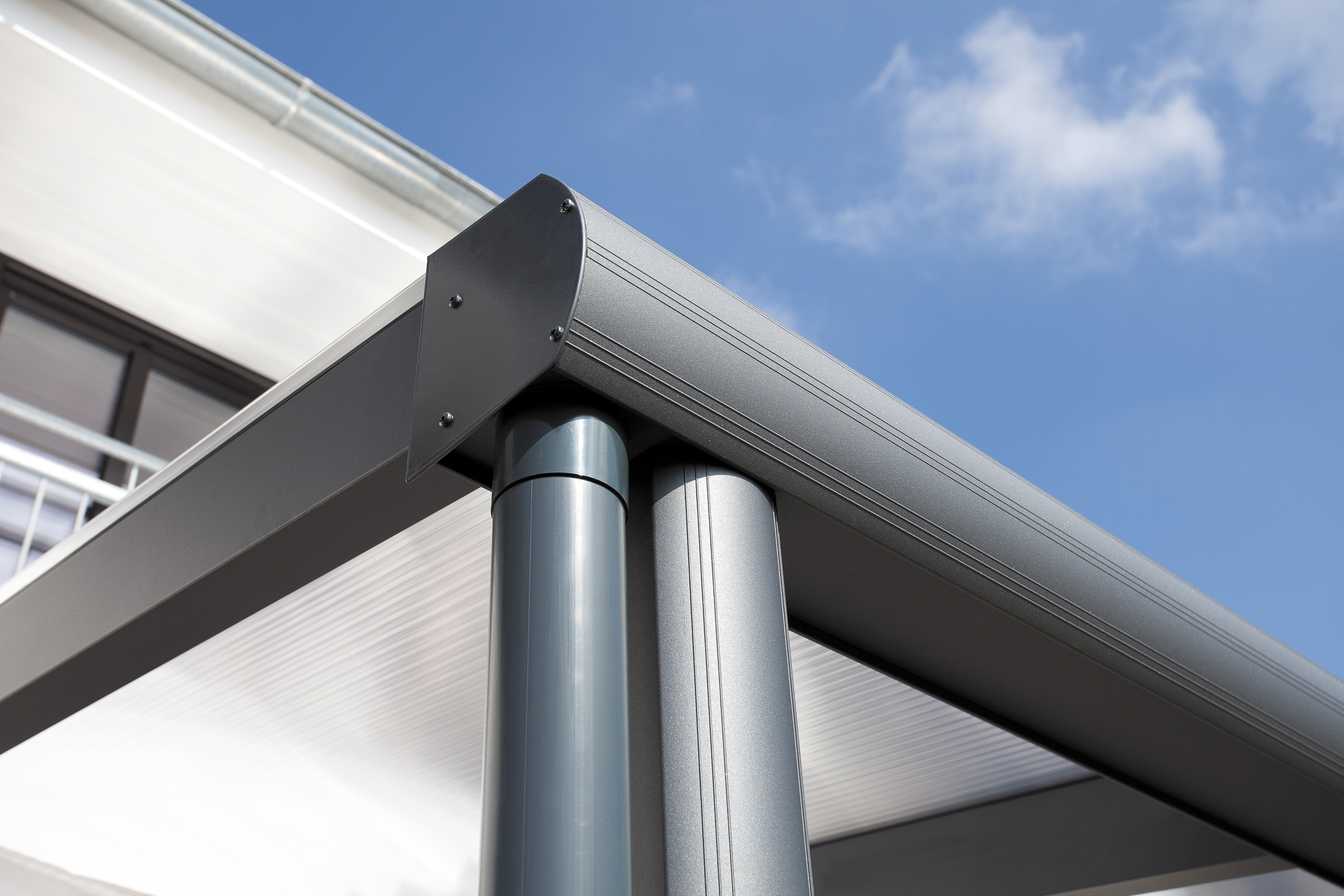 Detailbild: Ablaufrohr einer Terrassenüberdachung Garda/Genua farblich behandelt in anthrazit