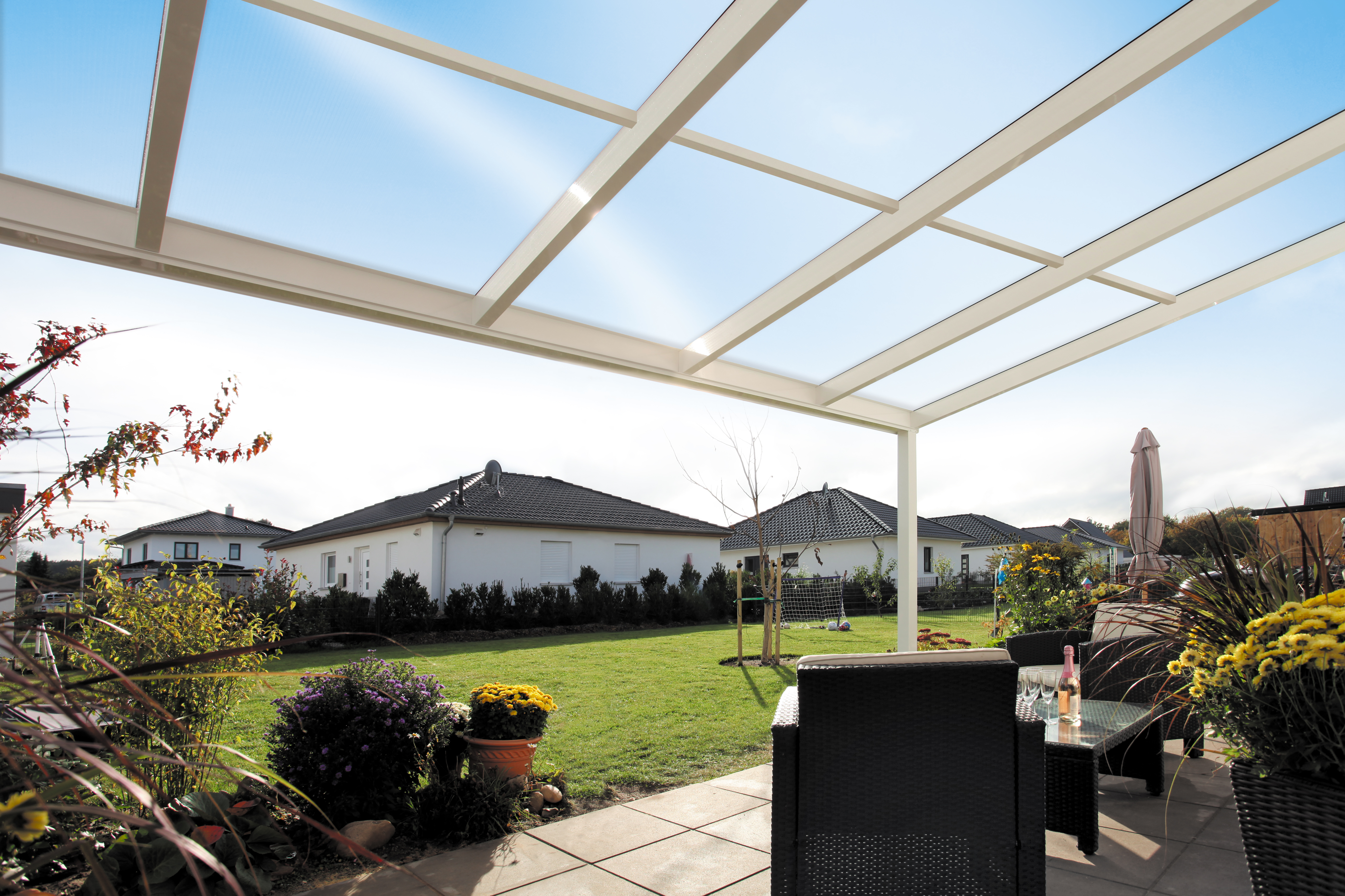 Ambientebild: Blick aus einer Terrassenüberdachung Modena farblich behandelt in weiß