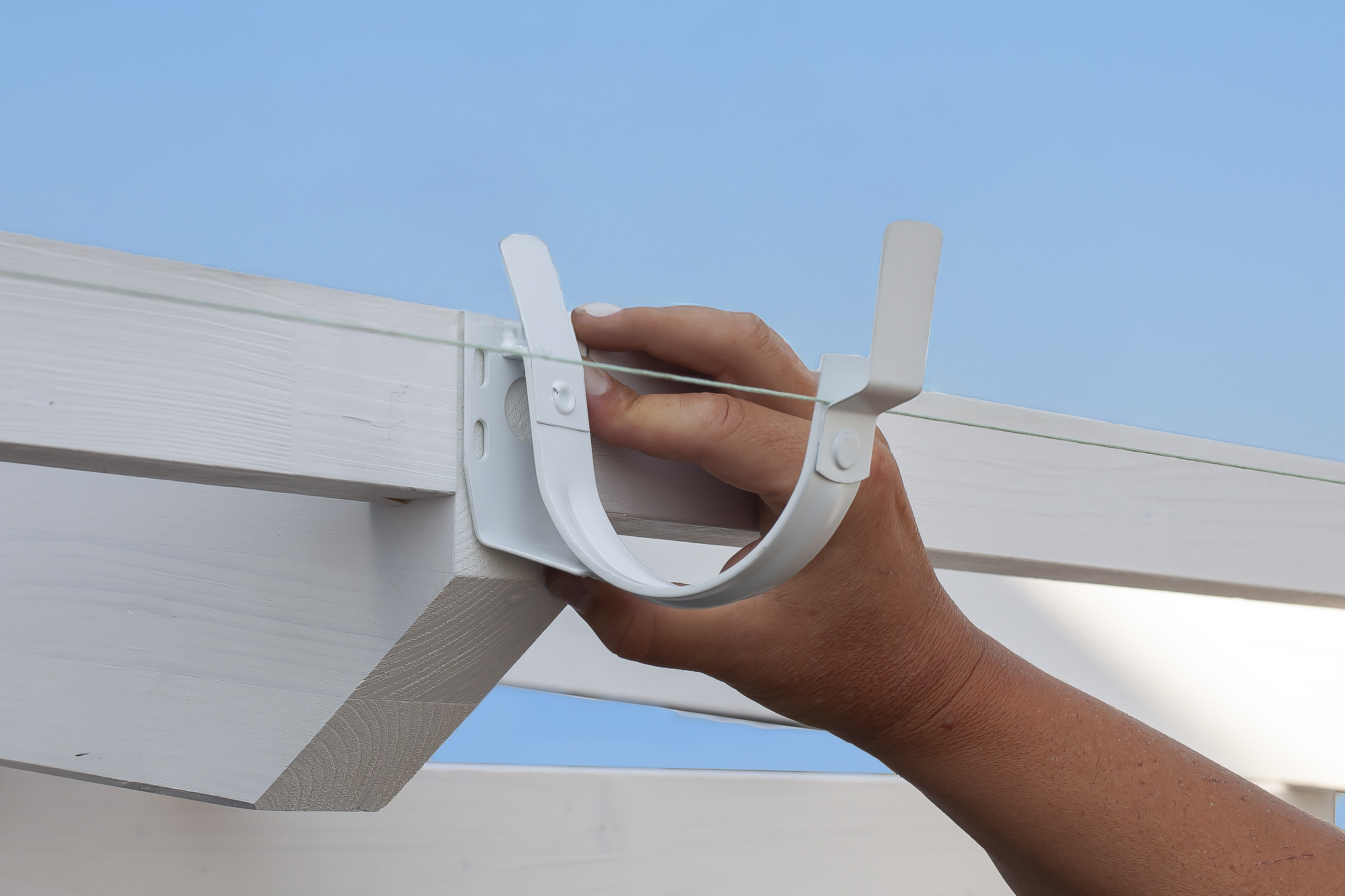 Detailbild: Rinnenhalter montiert in weiß