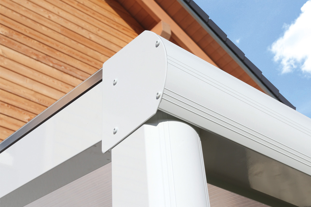 Detailbild: Pfosten, Rinnenpfette und Sparren bei einer Terrassenüberdachung Garda/Genua farblich behandelt in weiß