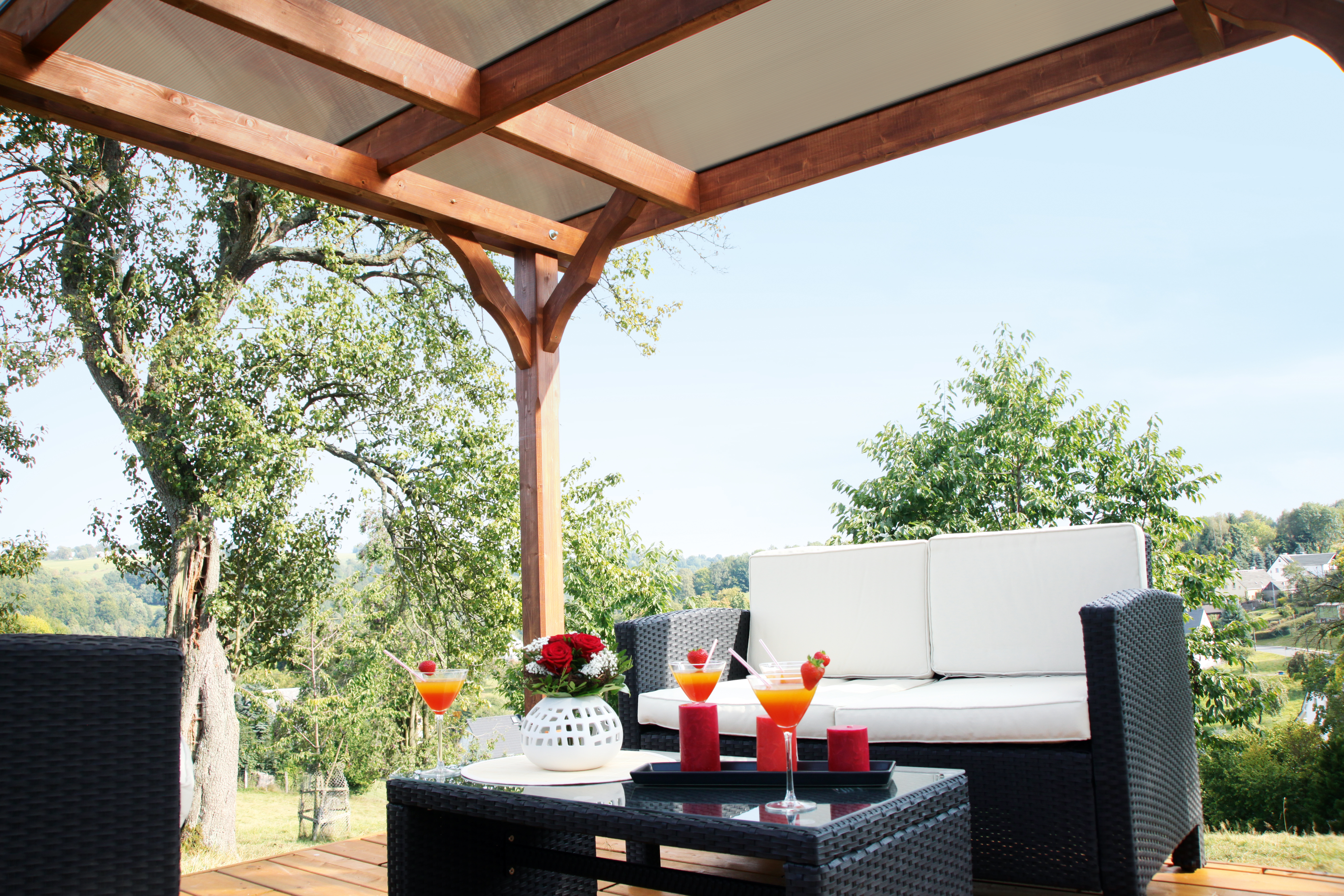 Detailbild: Dachunterseite Pavillon Marseille, farblich behandelt in nussbaum