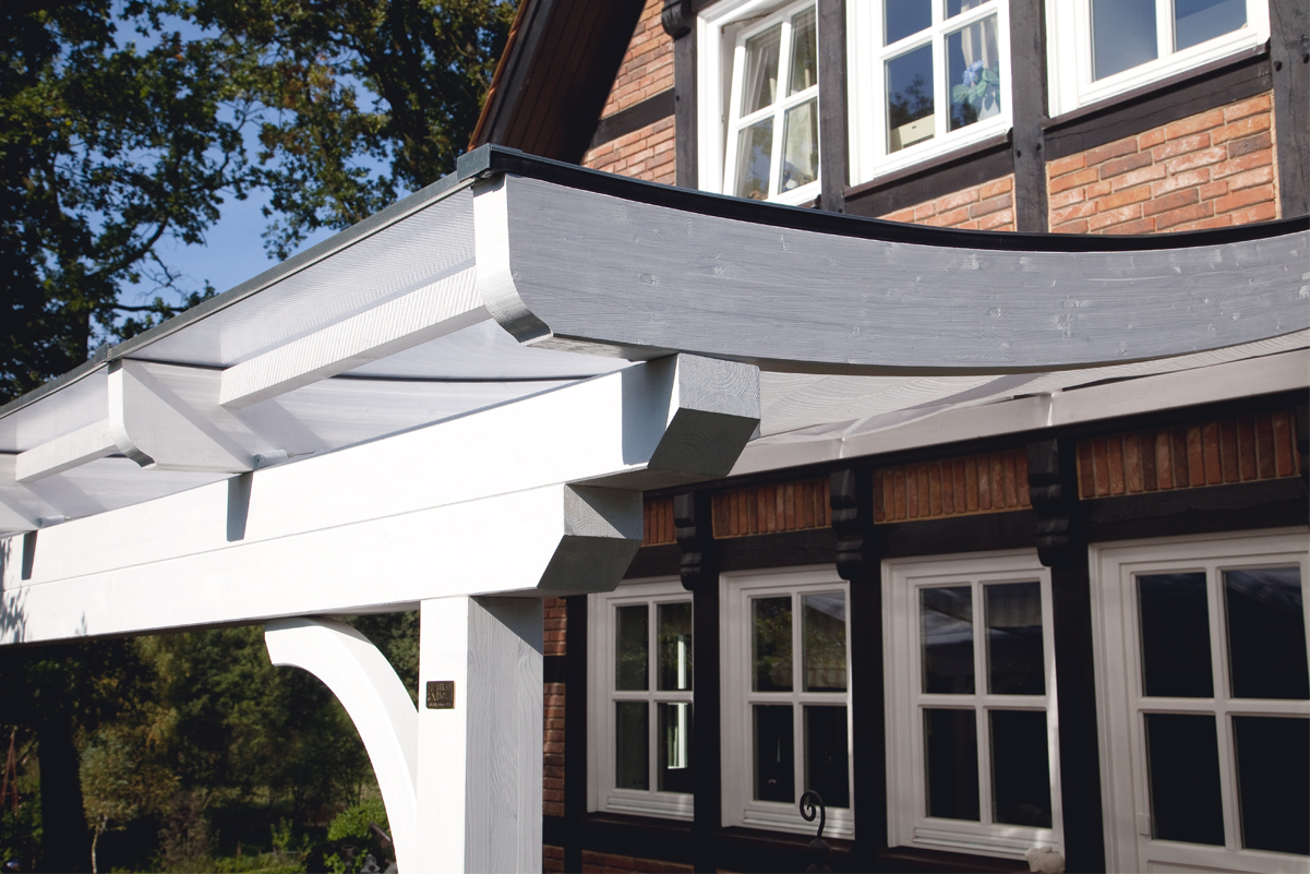Detailbild: Sparrenenden bei einer Terrassenüberdachung Verona in weiß beim Kunden
