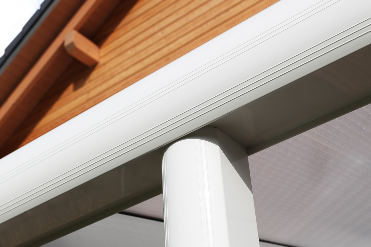 Detailbild: Pfosten und Rinnenpfette einer Terrassenübedachung Garda farblich behandelt in weiß