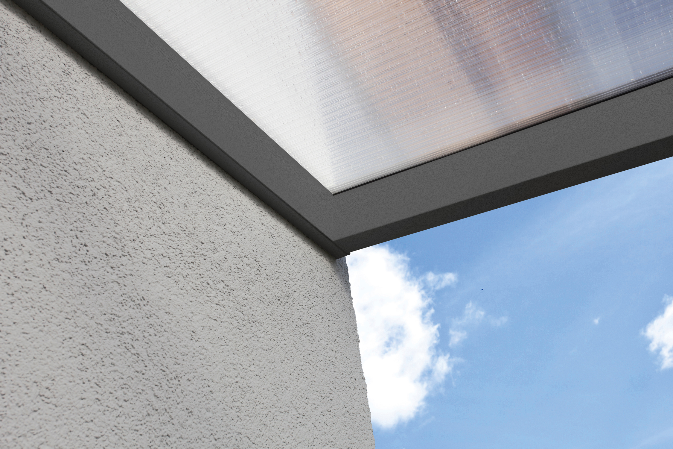 Detailbild: Wandpfette ind Sparren bei einer Terrassenüberdachung Garda/Genua farblich behandelt in anthrazit (von unten)