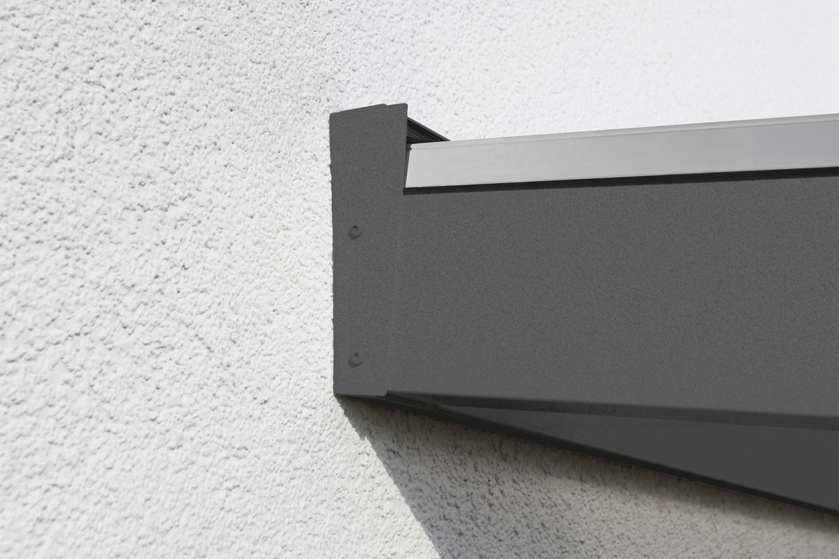 Detailbild: Sparren und Wandpfette bei einer Aluminium-Terrassenüberdachung in anthrazit