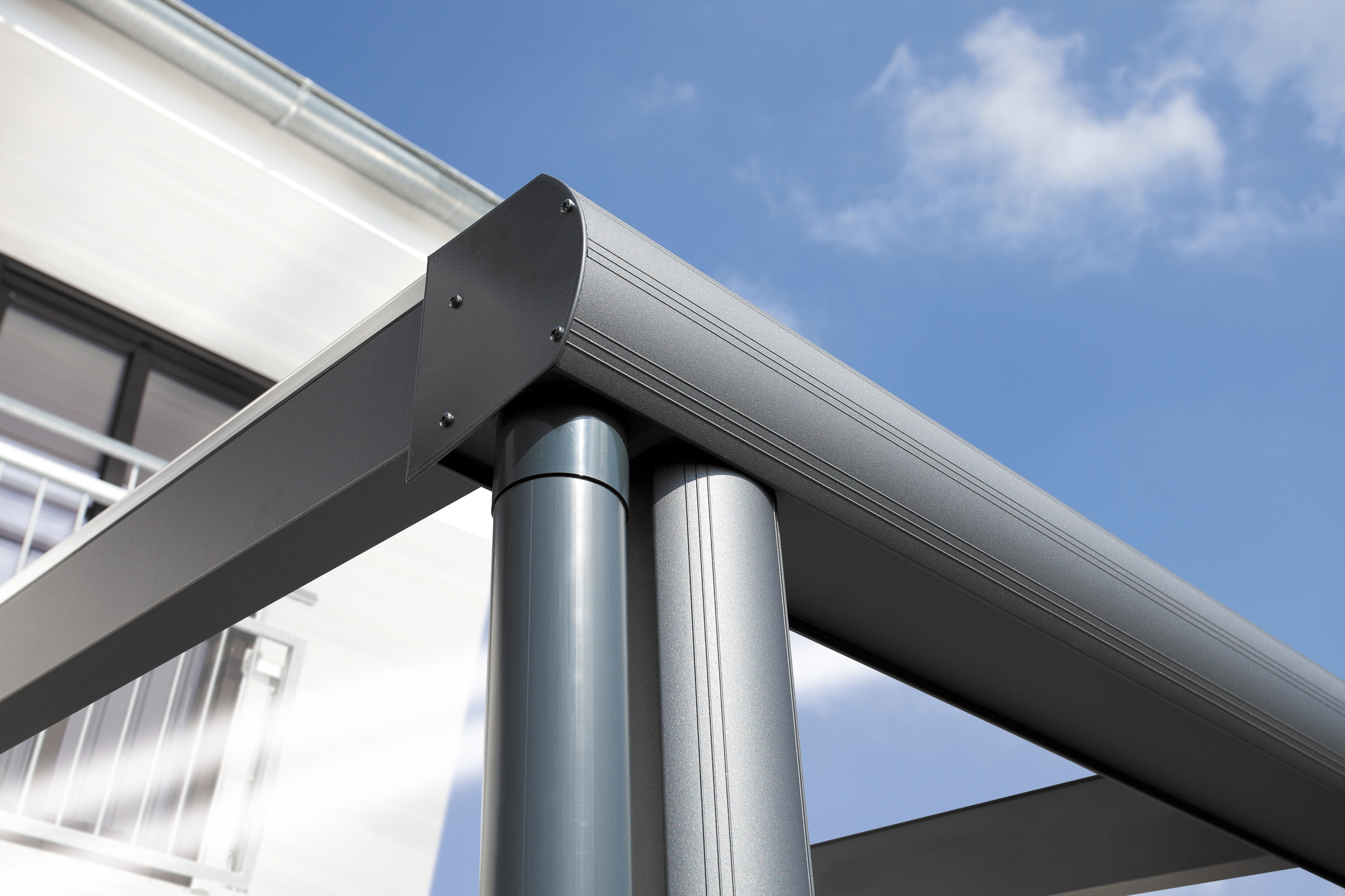 Detailbild: Ablaufrohr einer Terrassenüberdachung Monza/Modena farblich behandelt in anthrazit