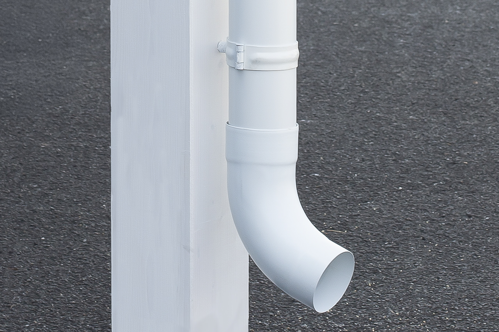 Detailbild: Ablaufrohr Regenrinne in weiß