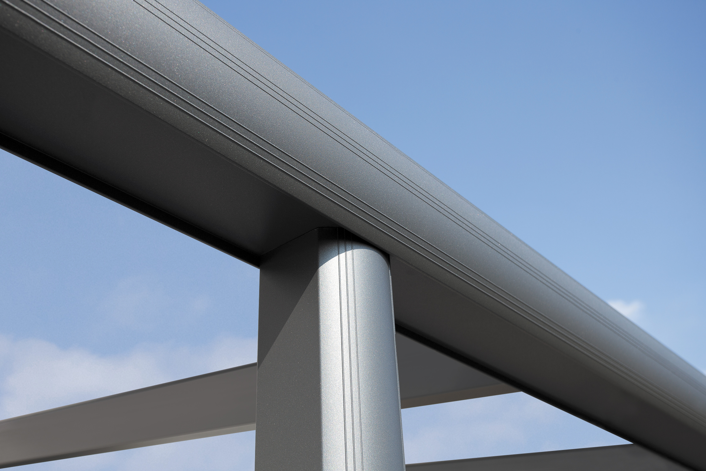 Detailbild: Pfosten und Rinnenpfette einer Terrassenüberdachung Monza farblich behandelt in anthrazit