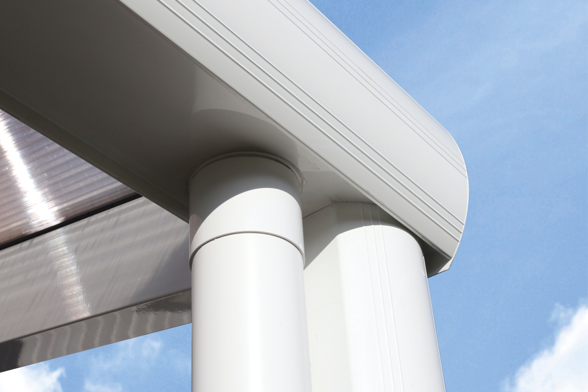 Detailbild: Ablaufrohr einer Terrassenüberdachung Garda/Genua farblich behandelt in weiß