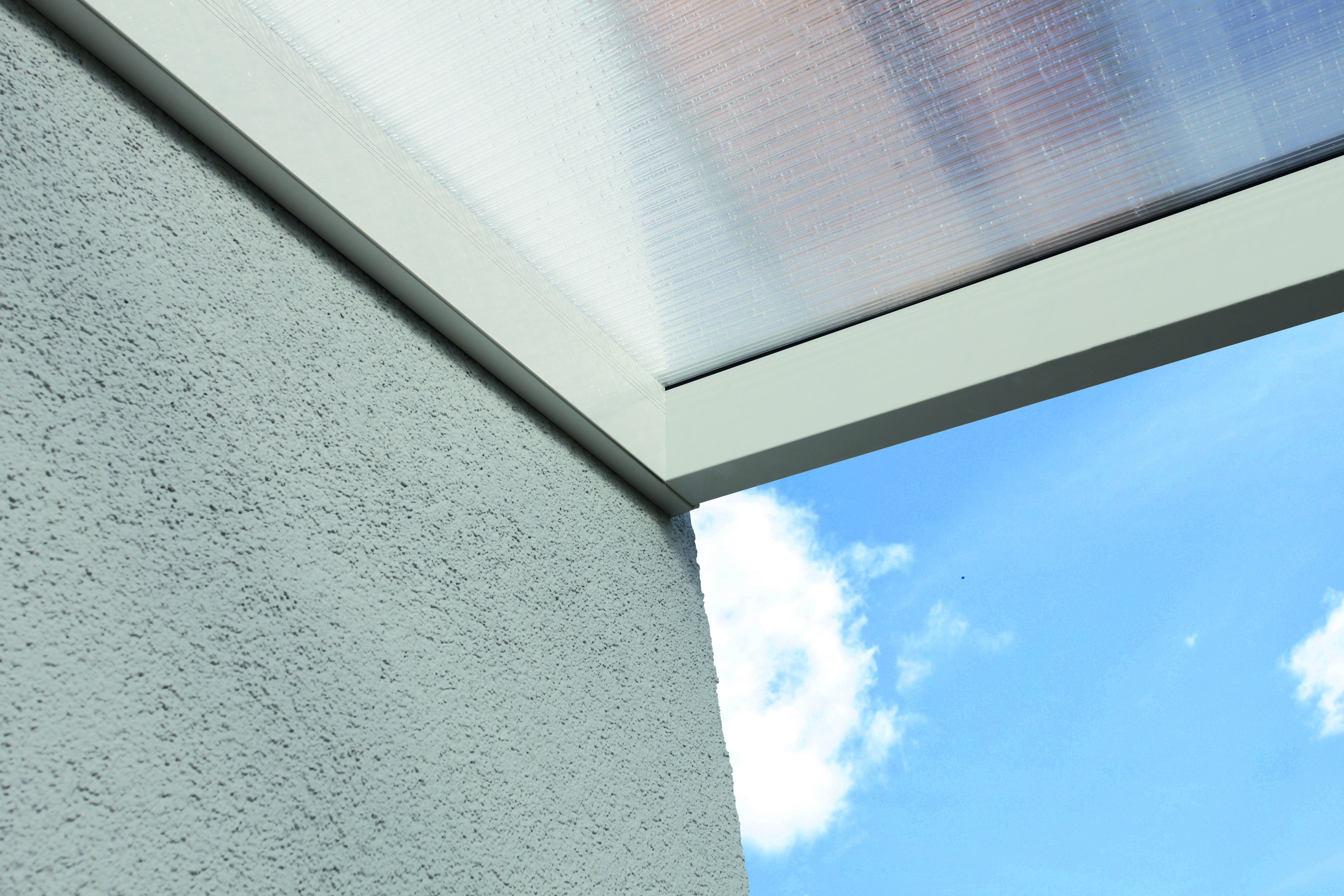 Detailbild: Wandpfette ind Sparren bei einer Terrassenüberdachung Garda/Genua farblich behandelt in weiß (von unten)