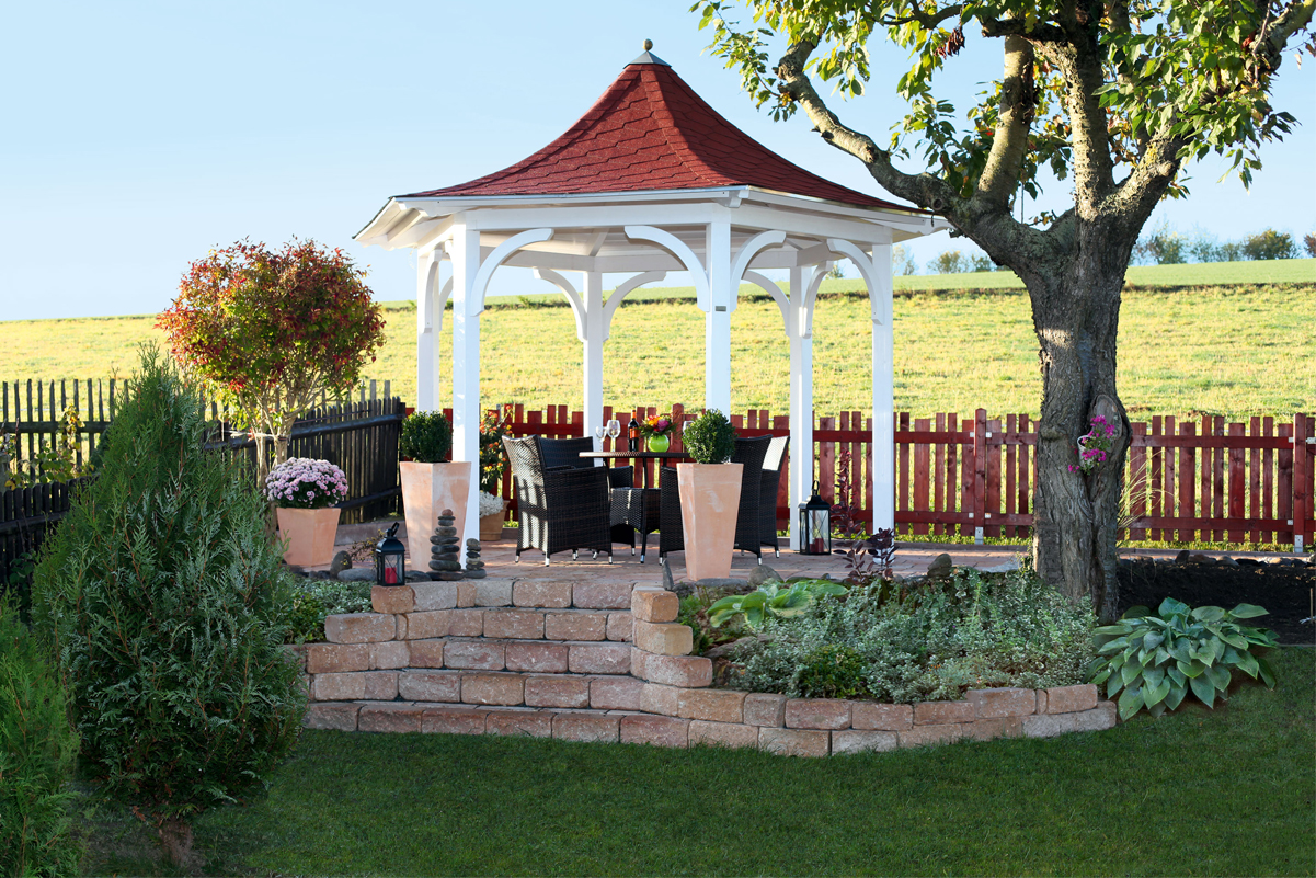 Kundenbild: Pavillon Versailles, farbehandelt in weiß, mit zusätzlichen Dachschindeln und Firstkappe