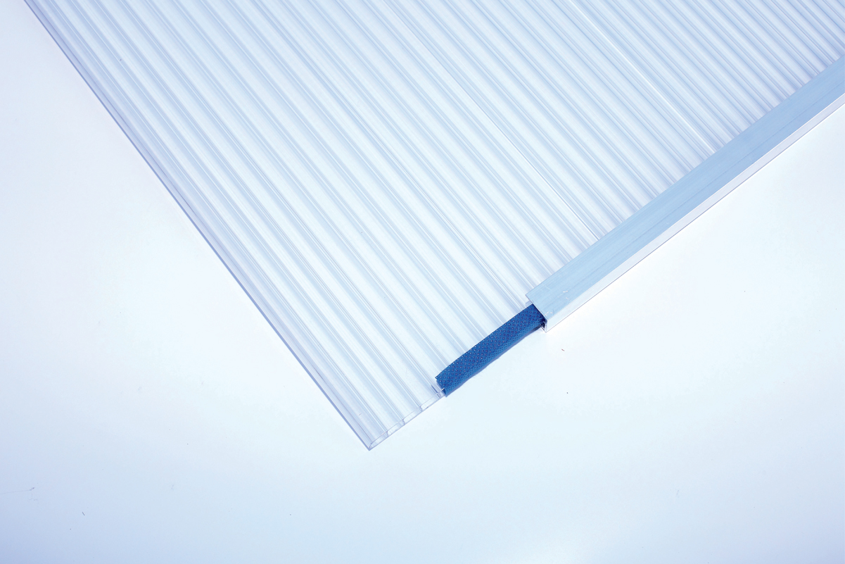 Detailbild: Polycarbonat-Doppelstegplatte mit Filtaflo-Band und Aluminiumprofil