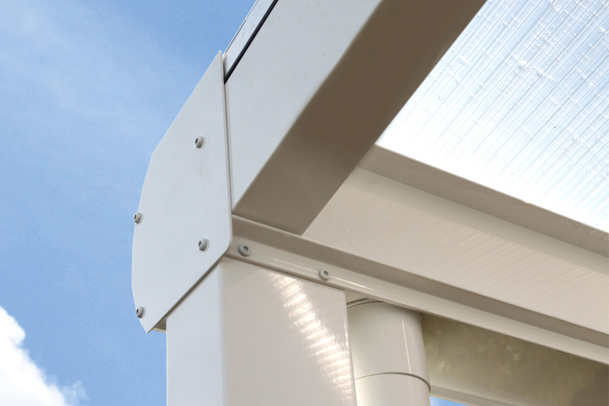 Detailbild: Pfosten, Rinnenpfette und Sparren bei einer Terrassenüberdachung Garda/Genua farblich behandelt in weiß (von innen)