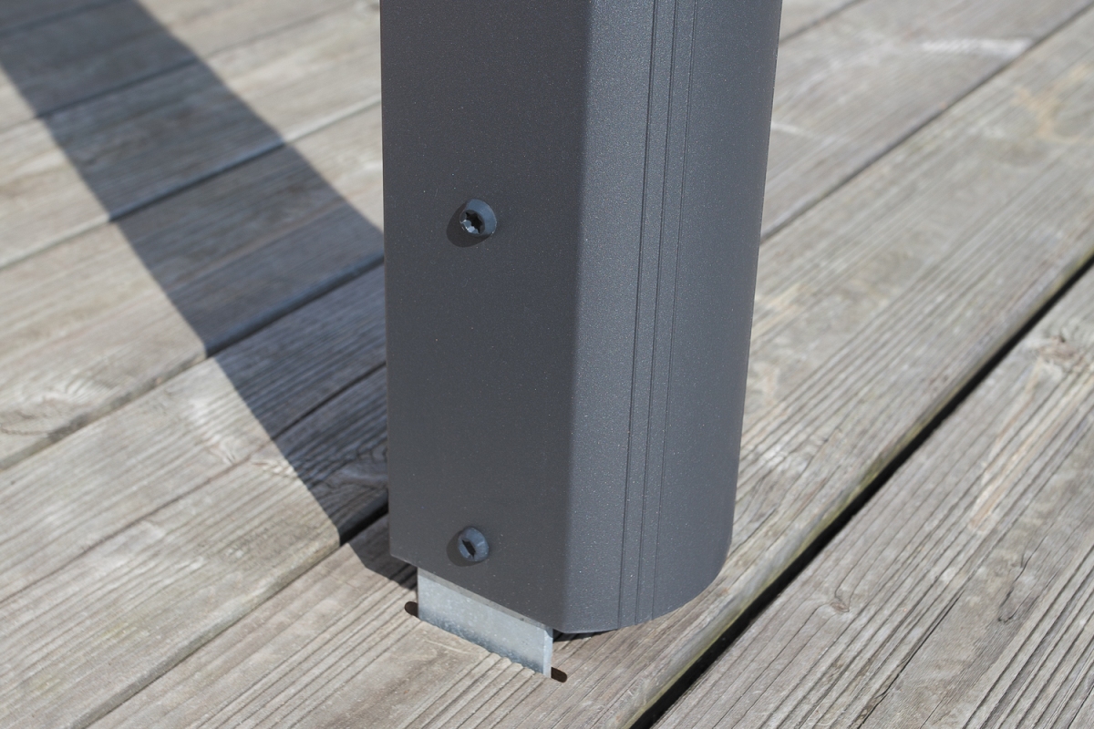 Detailbild: Pfostenlaschen bei einer Aluminium-Terrassenüberdachung in anthrazit