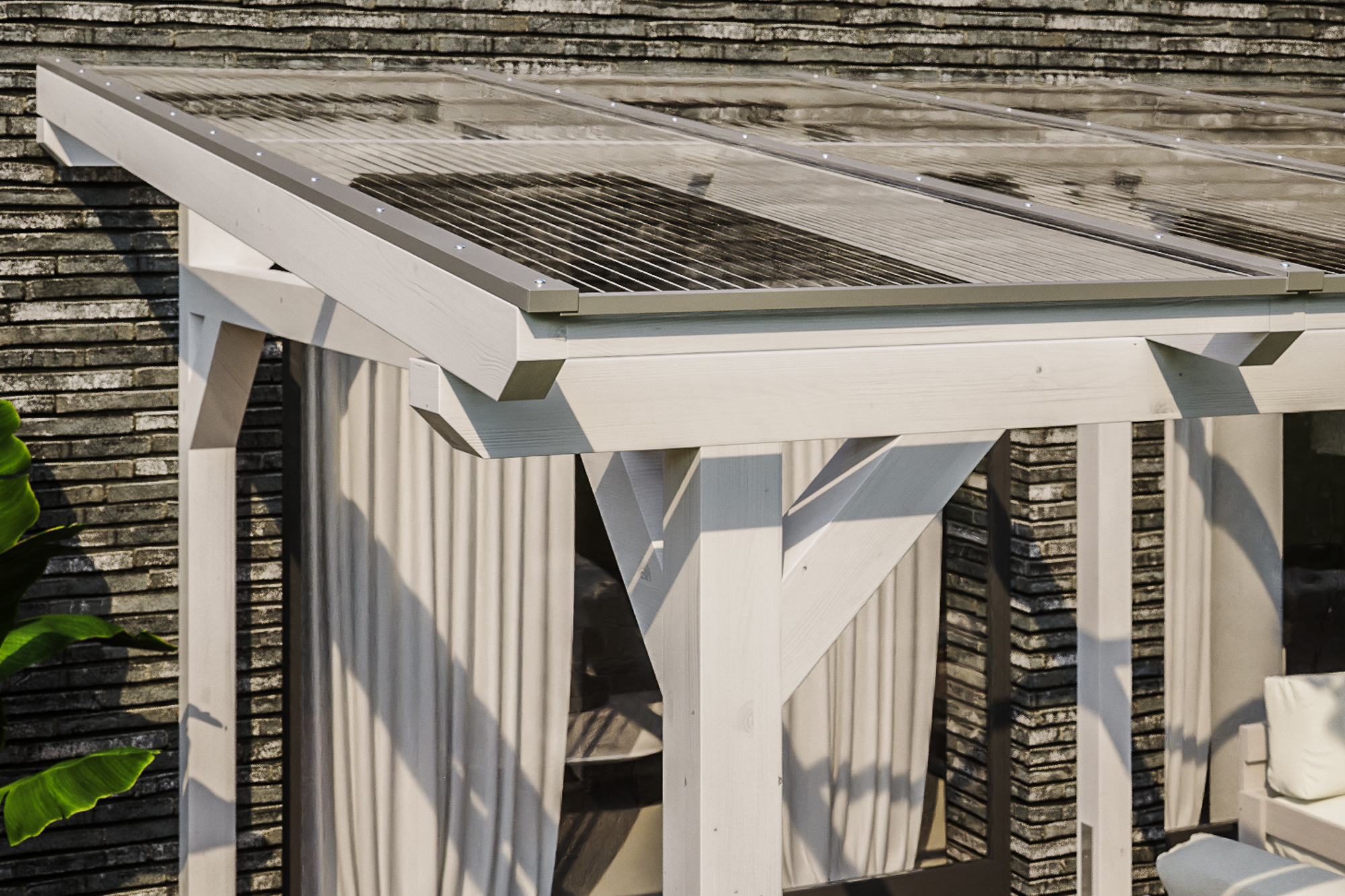 Detailbild einer Terrassenüberdachung Siena farblich behandelt in weiß mit Blick seitlich auf das Dach