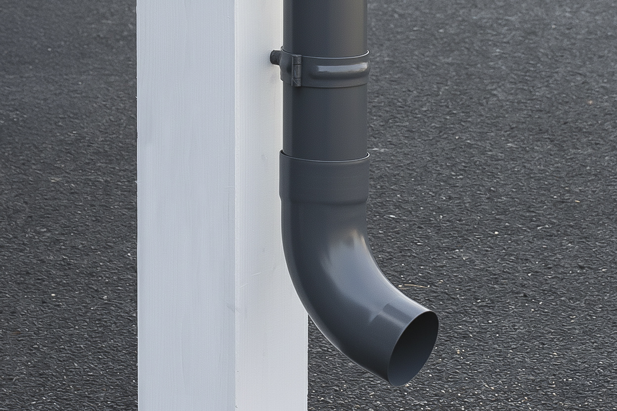 Detailbild: Ablaufrohr Regenrinne in anthrazit