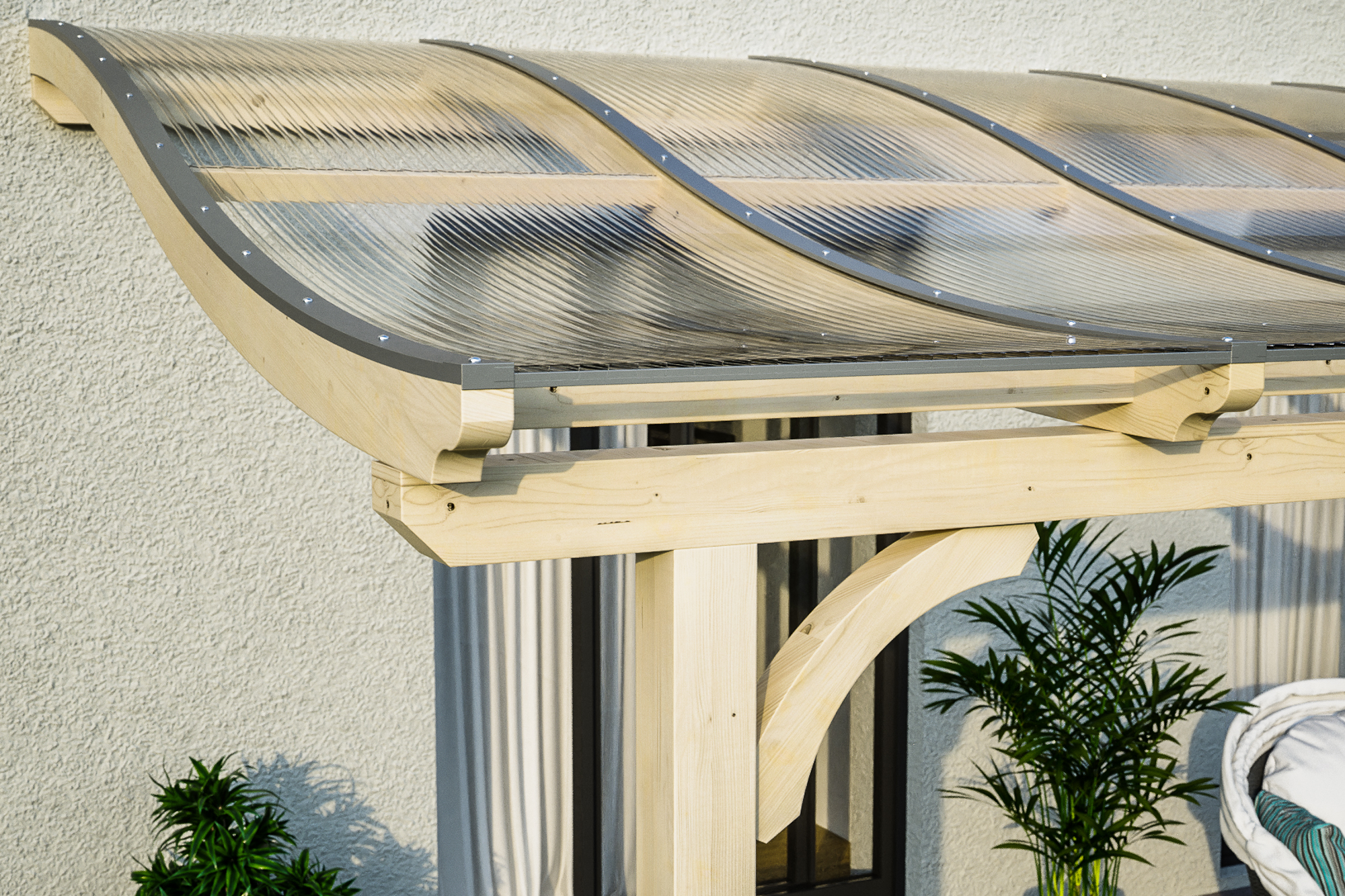 Detailbild einer Terrassenüberdachung Venezia mit Blick seitlich auf das Dach