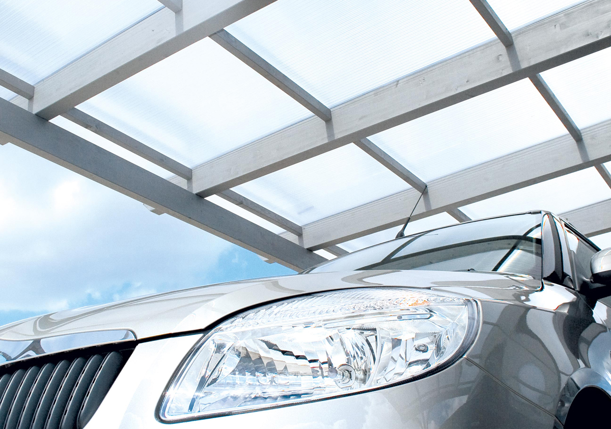 Detailbild: Polycarbonat-Dacheindeckung beim Carport Odenwald, farblich behandelt in weiß (von unten)