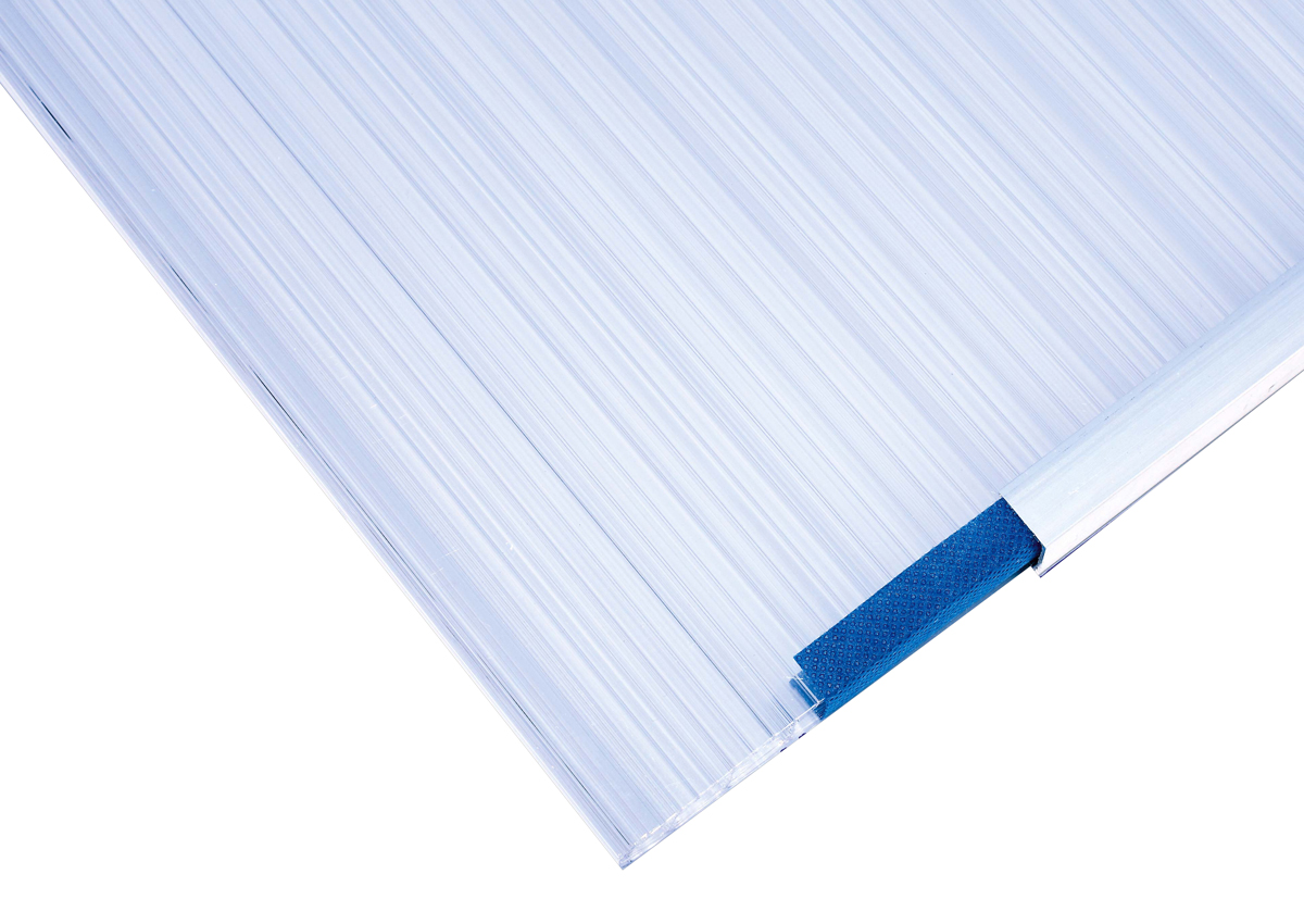 Detailbild: Polycarbonat-Doppelstegplatte mit Filtaflo-Band und Aluminiumprofil