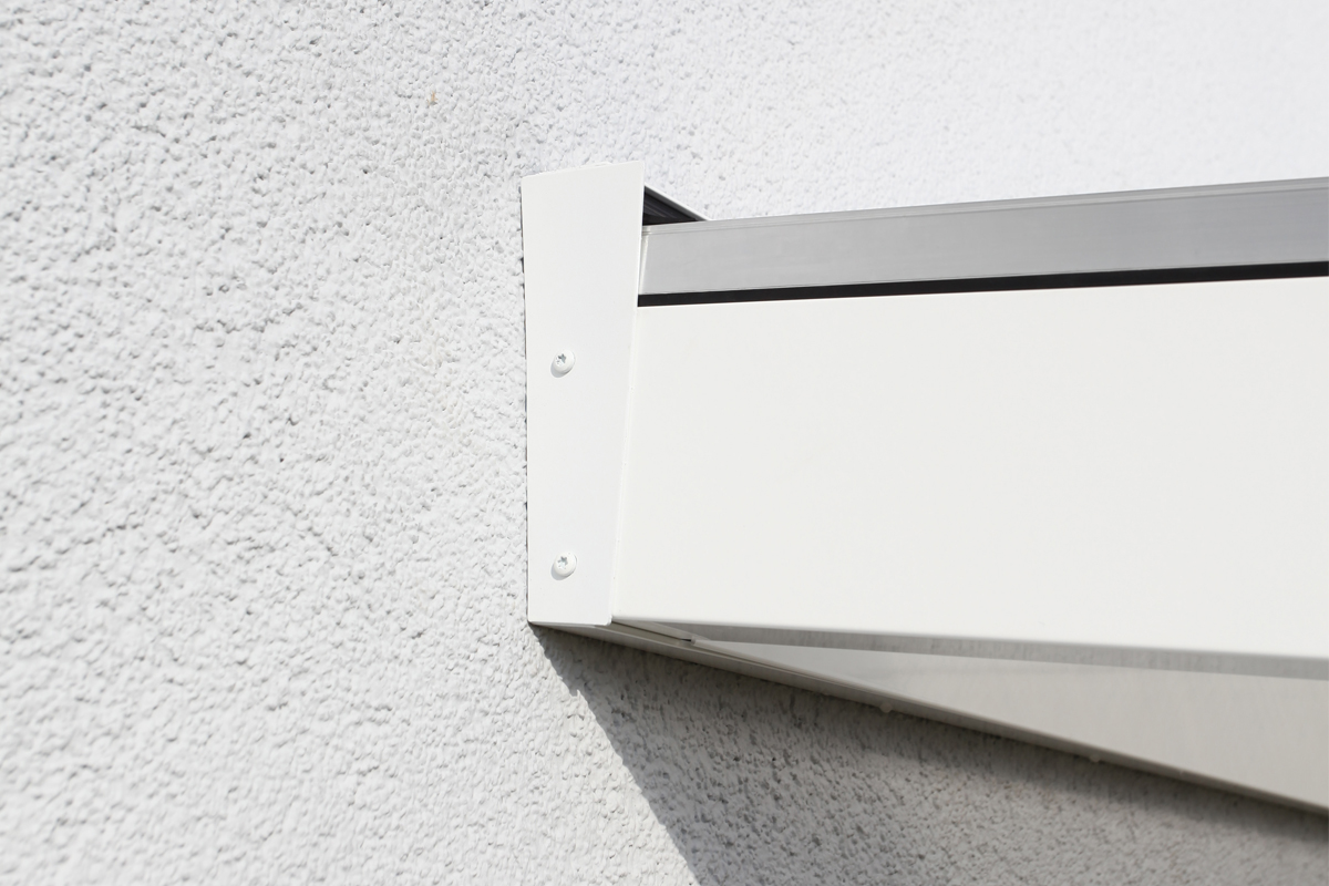 Detailbild: Sparren und Wandpfette bei einer Aluminium-Terrassenüberdachung in weiß